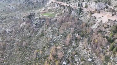 Dağların yükseklerindeki dağ manzarası