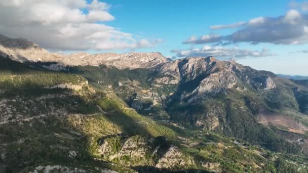 山の中で高い山の風景 — ストック動画