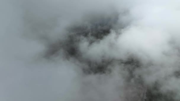 山の中の曇りの風景 — ストック動画