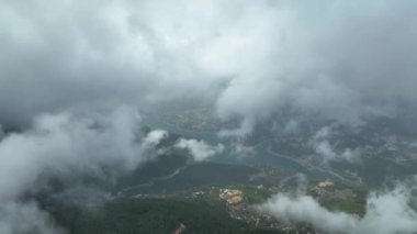 Dağlardaki bulutların dokusu havadan görünüşü 4 K.