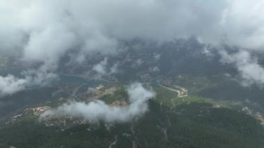 Dağlardaki bulutların dokusu havadan görünüşü 4 K.