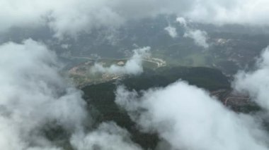 Dağlardaki bulutların dokusu havadan görünüşü 4 K.