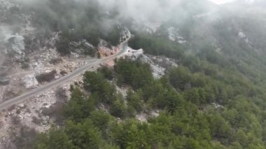 Dağlardaki bulutların dokusu havadan görünüşü 4 K.