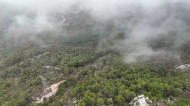 Dağlardaki bulutların dokusu havadan görünüşü 4 K.