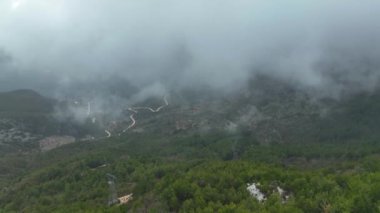 Dağlardaki bulutların dokusu havadan görünüşü 4 K.