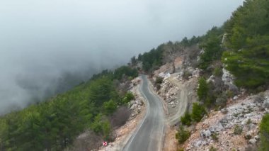 Dağlardaki bulutların dokusu havadan görünüşü 4 K.