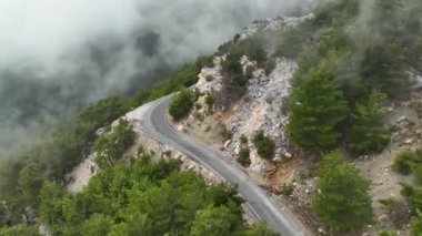 Dağlardaki bulutların dokusu havadan görünüşü 4 K.