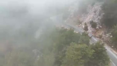 Dağlardaki bulutların dokusu havadan görünüşü 4 K.