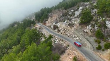 Dağlardaki bulutların dokusu havadan görünüşü 4 K.