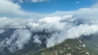 Dağların bulutlu manzarası