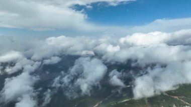 Dağların bulutlu manzarası