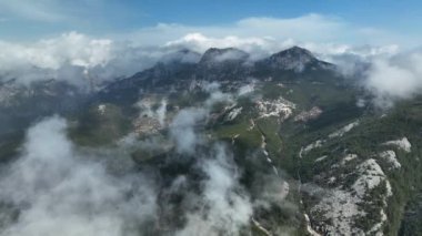 Dağların bulutlu manzarası