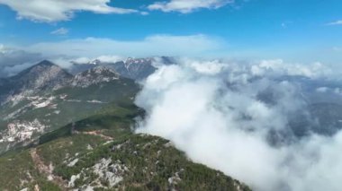 Dağların bulutlu manzarası