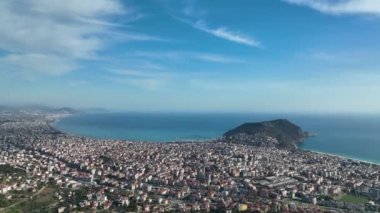 Bir adam kumsal mavisi deniz dokusunda koşar.