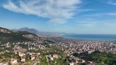 Bir adam kumsal mavisi deniz dokusunda koşar.