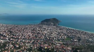 Bir adam kumsal mavisi deniz dokusunda koşar.