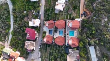 Bir adam kumsal mavisi deniz dokusunda koşar.