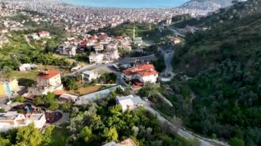 Bir adam kumsal mavisi deniz dokusunda koşar.