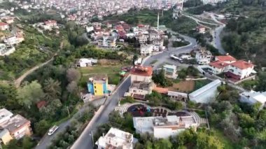 Bir adam kumsal mavisi deniz dokusunda koşar.