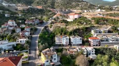 Bir adam kumsal mavisi deniz dokusunda koşar.