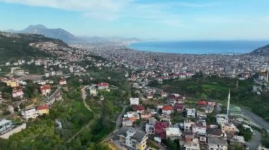 Bir adam kumsal mavisi deniz dokusunda koşar.