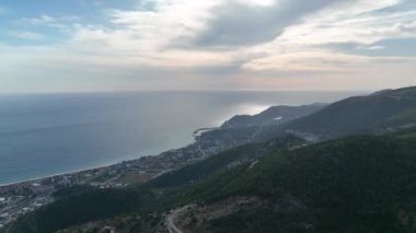 Bir adam kumsal mavisi deniz dokusunda koşar.