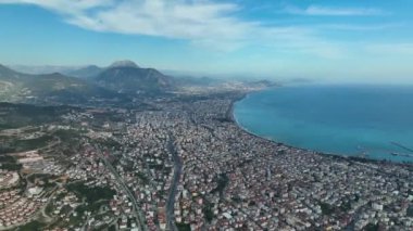 Bir adam kumsal mavisi deniz dokusunda koşar.