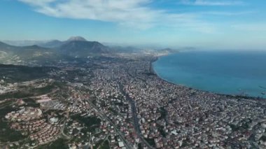 Bir adam kumsal mavisi deniz dokusunda koşar.