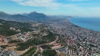 Bir adam kumsal mavisi deniz dokusunda koşar.