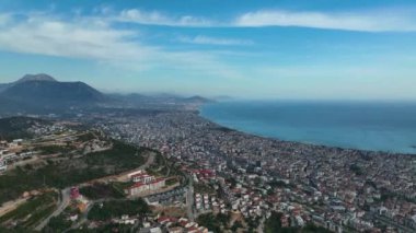 Bir adam kumsal mavisi deniz dokusunda koşar.