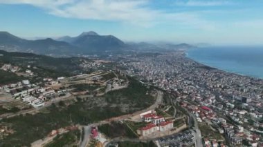 Bir adam kumsal mavisi deniz dokusunda koşar.