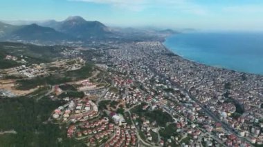 Bir adam kumsal mavisi deniz dokusunda koşar.