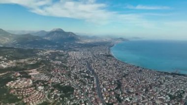 Bir adam kumsal mavisi deniz dokusunda koşar.