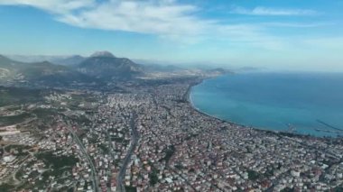 Bir adam kumsal mavisi deniz dokusunda koşar.