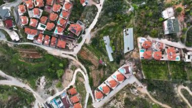 Bir adam kumsal mavisi deniz dokusunda koşar.