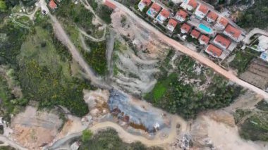 Bir adam kumsal mavisi deniz dokusunda koşar.