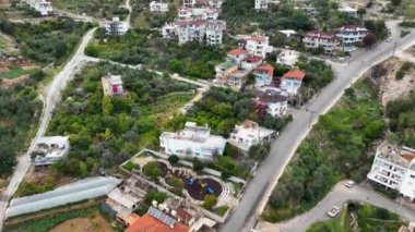Bir adam kumsal mavisi deniz dokusunda koşar.