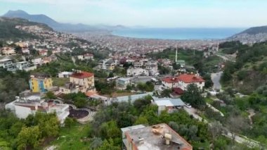 Bir adam kumsal mavisi deniz dokusunda koşar.