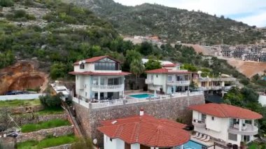 Bir adam kumsal mavisi deniz dokusunda koşar.