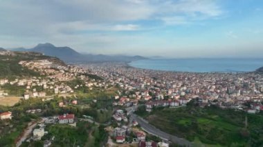 Bir adam kumsal mavisi deniz dokusunda koşar.