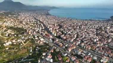 Bir adam kumsal mavisi deniz dokusunda koşar.