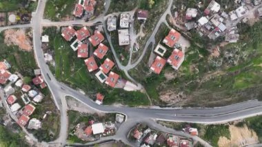 Bir adam kumsal mavisi deniz dokusunda koşar.