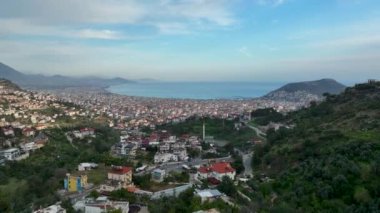 Bir adam kumsal mavisi deniz dokusunda koşar.