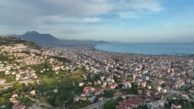 Bir adam kumsal mavisi deniz dokusunda koşar.