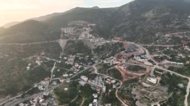 Bir adam kumsal mavisi deniz dokusunda koşar.