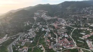 Bir adam kumsal mavisi deniz dokusunda koşar.