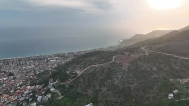 Bir adam kumsal mavisi deniz dokusunda koşar.