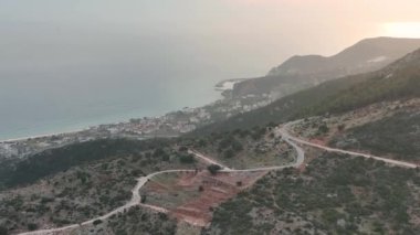 Bir adam kumsal mavisi deniz dokusunda koşar.