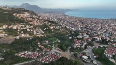 Bir adam kumsal mavisi deniz dokusunda koşar.