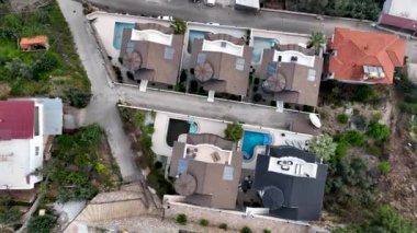 Bir adam kumsal mavisi deniz dokusunda koşar.